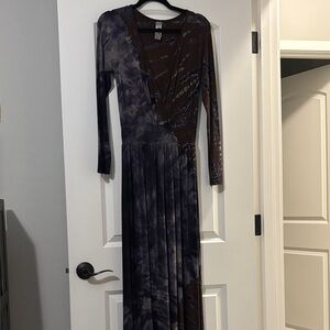 Go Couture Long Sleeve Maxi Dress in Black and Gray Tie-Dye